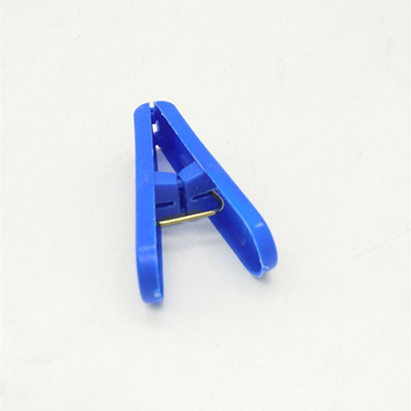Sunshine Department Store's 20 plastic medium-sized clips for windproof and sun-drying quilts and clothes Application Scenario