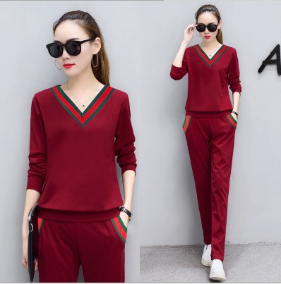 Long-sleeved V-neck T-shirt sportswear set of two pieces, a slimming and form-fitting casual sweatshirt