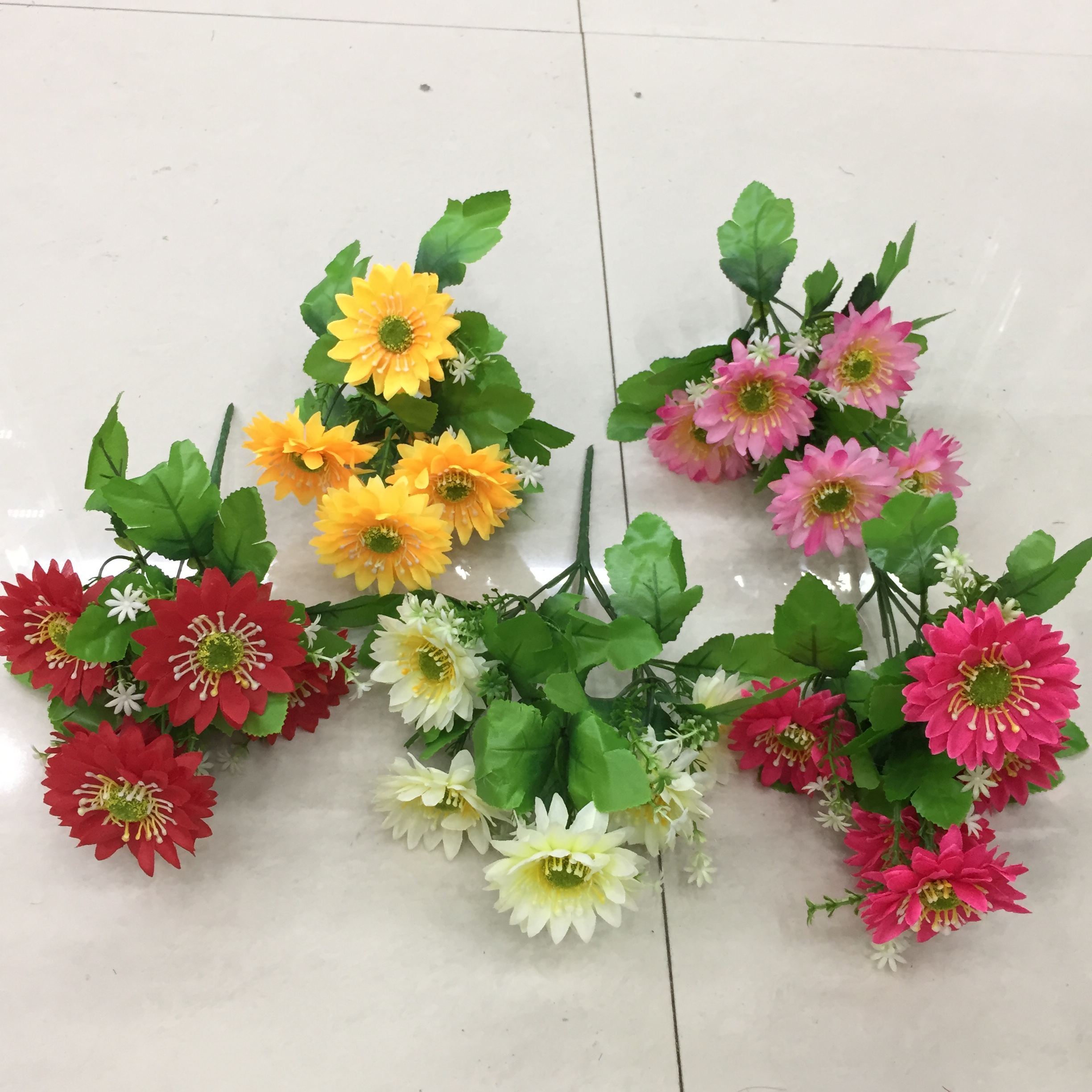 Five-pronged green-tipped chrysanthemum artificial flower Application Scenario