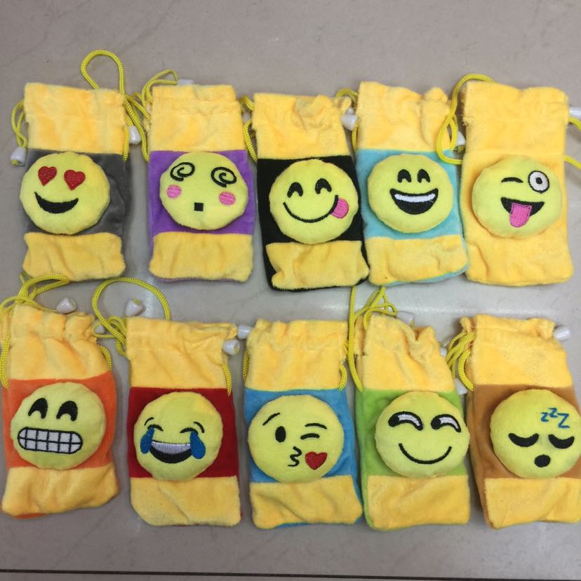 Plush wallet, children's shoulder bag, pull-out mobile phone bag, foot bag Application Scenario