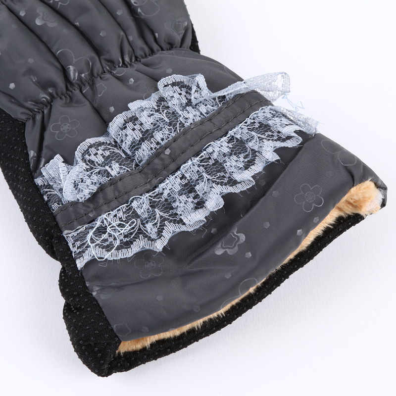 Women's autumn and winter waterproof and windproof leather gloves with fleece warmth five-fingered gloves Application Scenario
