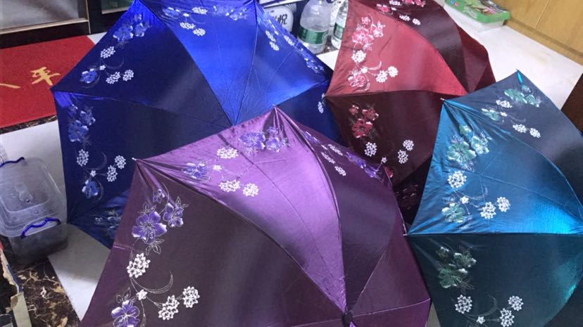 印花黑胶变色龙防紫外线三折