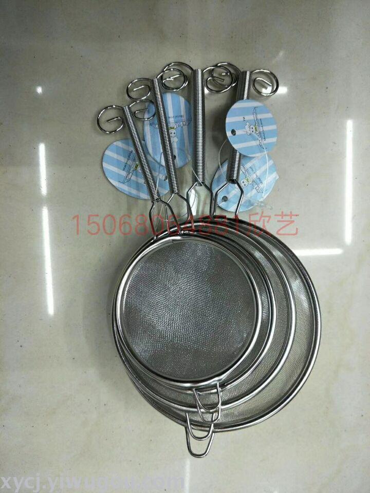 Stainless steel fence nets are used to scoop out the oil grilles of kitchen small tools