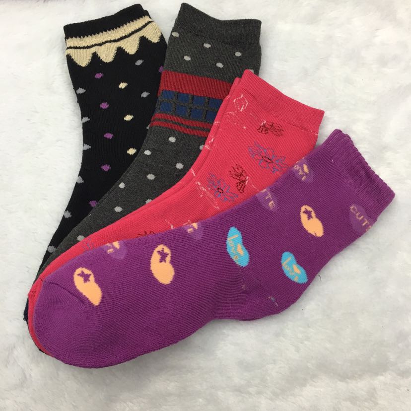 Extra-thick and thickened warm women's socks for street stalls, cold-resistant towel socks for autumn and winter, fleece full loop socks Application Scenario