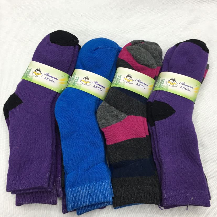 Street vendors sell full-loop socks for boys and girls aged 6 to 8, fleece socks, boot socks and loose-fitting socks details Picture