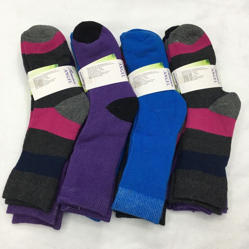Street vendors sell full-loop socks for boys and girls aged 6 to 8, fleece socks, boot socks and loose-fitting socks