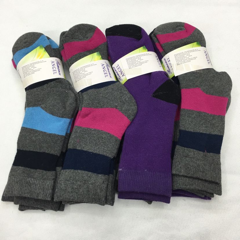 Street vendors sell full-loop socks for boys and girls aged 6 to 8, fleece socks, boot socks and loose-fitting socks Application Scenario