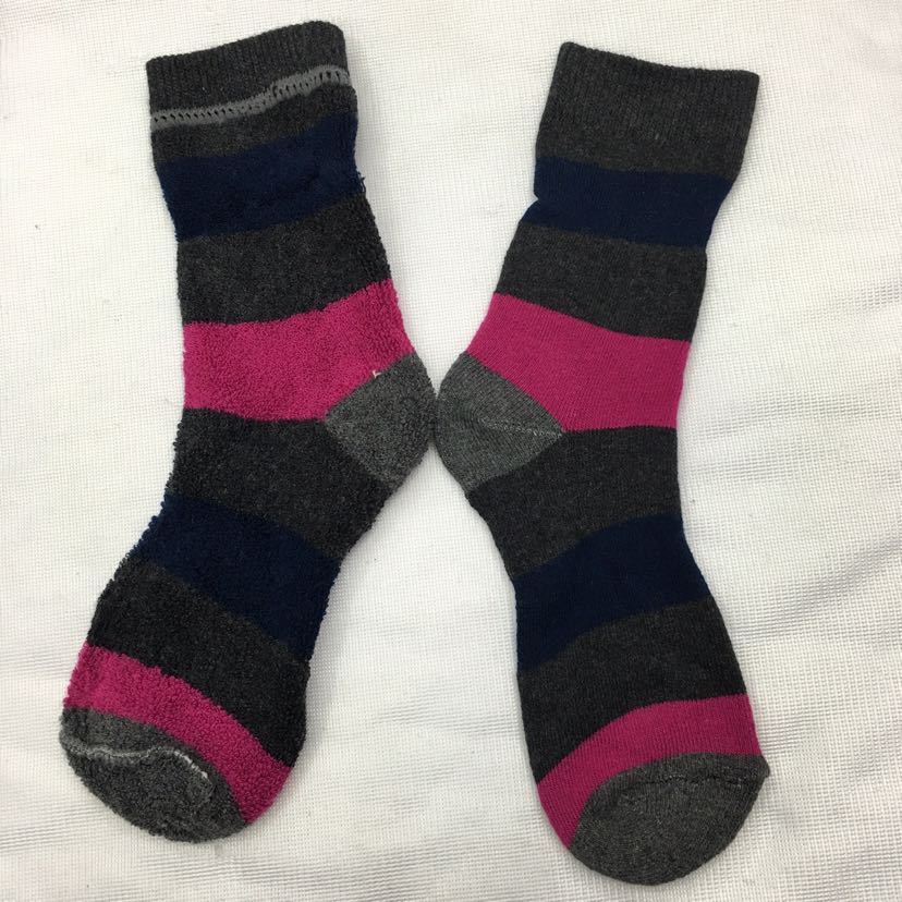 Street vendors sell full-loop socks for boys and girls aged 6 to 8, fleece socks, boot socks and loose-fitting socks Specification image