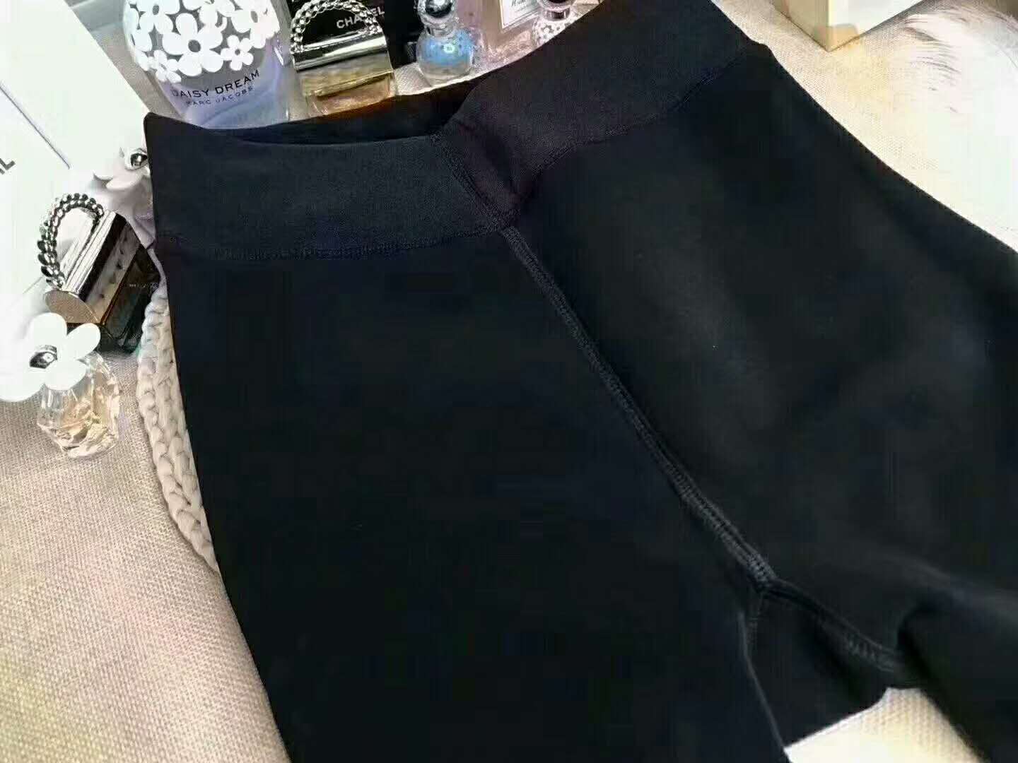 Givenchy slimming women's leggings with fleece and thickened high-waisted warm pantyhose one-piece pants Application Scenario