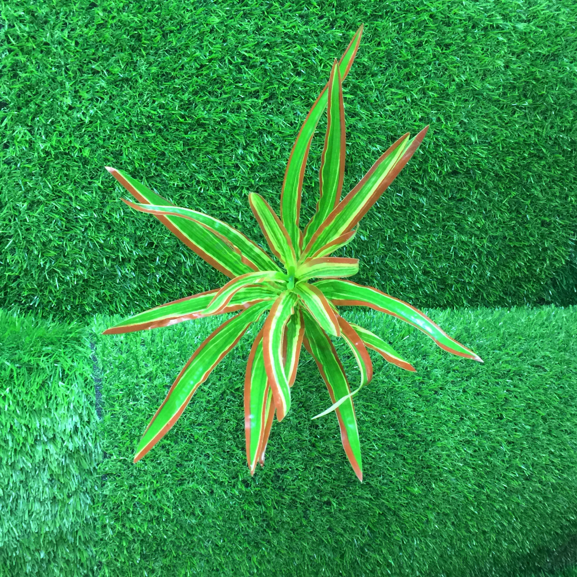 Laminated artificial white-edge spider plants, green artificial plant wall materials, small-leaf orchid artificial flowers, artificial flower decoration Application Scenario