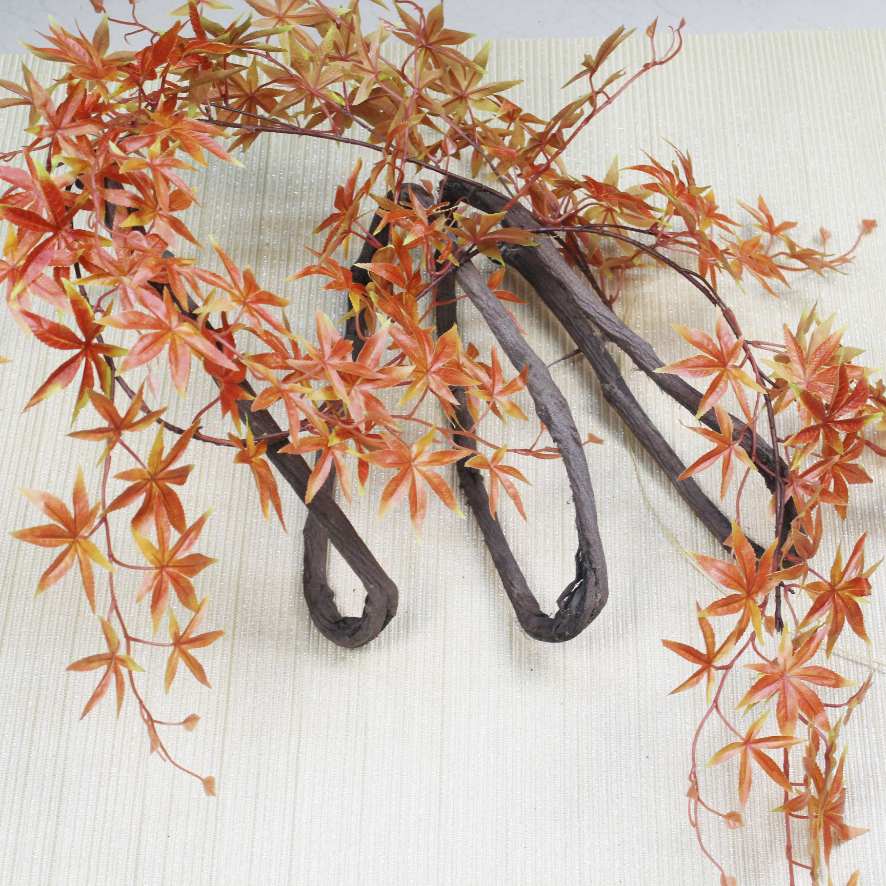 Simulated rubber red maple strips, green maple strips, high-end simulated rubber leaf strips, plastic strips, hand feel, direct sales from the manufacturer of red maple strips