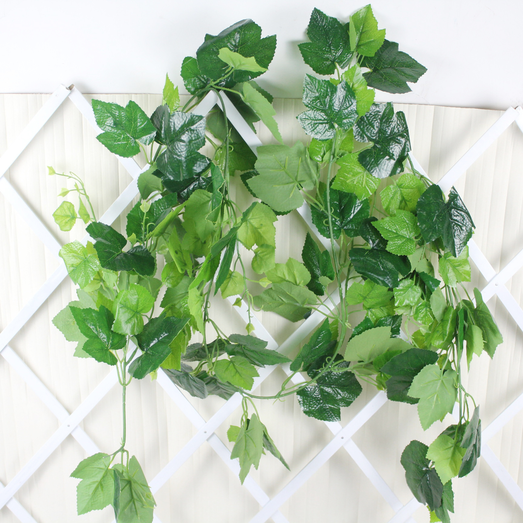 Simulated rubber, green ivy leaves, simulated vine, artificial leaves wholesale, artificial flowers for ceiling decoration, green vine, simulated climbing ivy Application Scenario
