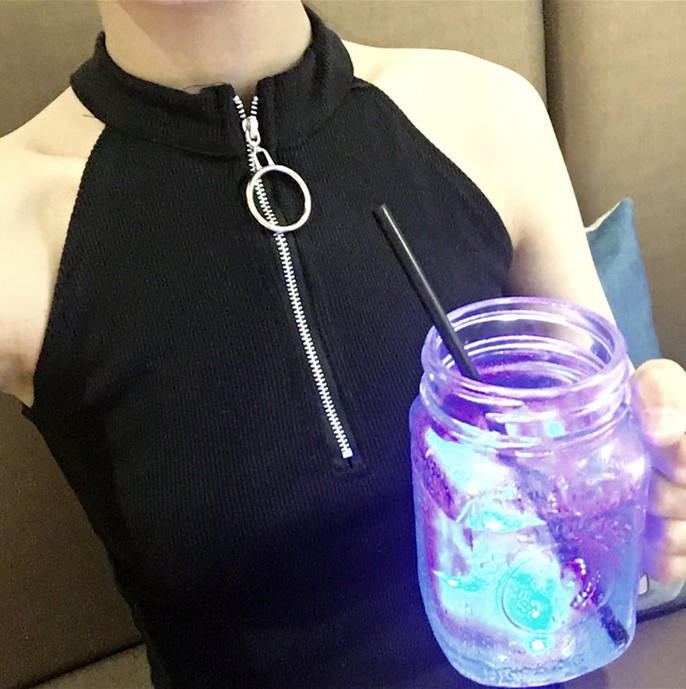 A short women's dress with a crop top that exposes the navel and slimming figure, featuring a circular decoration and zipper, is a student base sleeveless vest Application Scenario