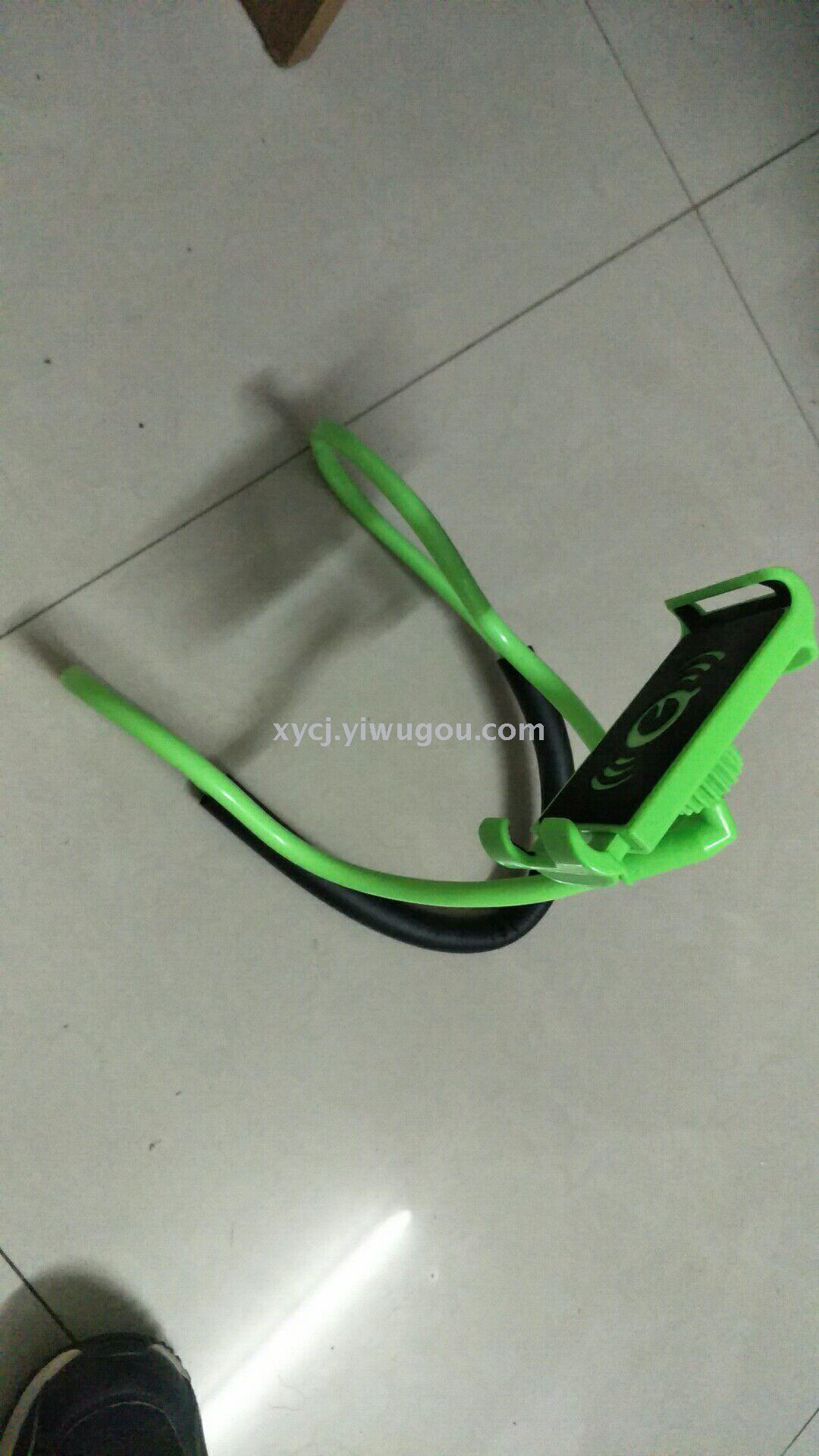 Mobile phone stand, versatile phone hanger, neck phone hanger Application Scenario