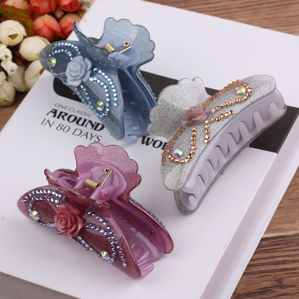 Korean scratch-clip hair accessory, water diamond elegant butterfly updo, acrylic hair scratch-clip headwear, large hair clip, 10-yuan boutique Application Scenario