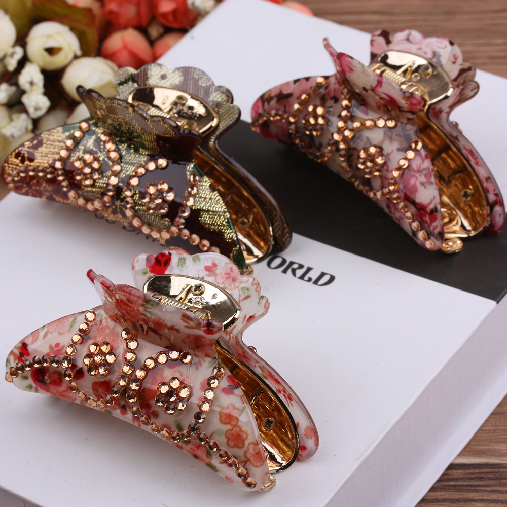 Acrylic hair clips, large headwear, simple updo, hair accessories, hairpins, rhinestones, ponytail clips, wholesale of Yiwu accessories Application Scenario