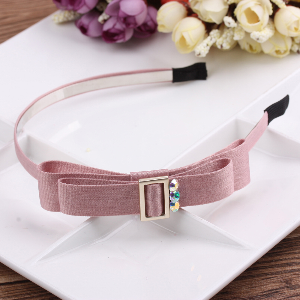 Korean fabric bow with teeth hair band, sweet Japanese and Korean pressed hair fine edge smooth head band, hair clip and head accessory Application Scenario
