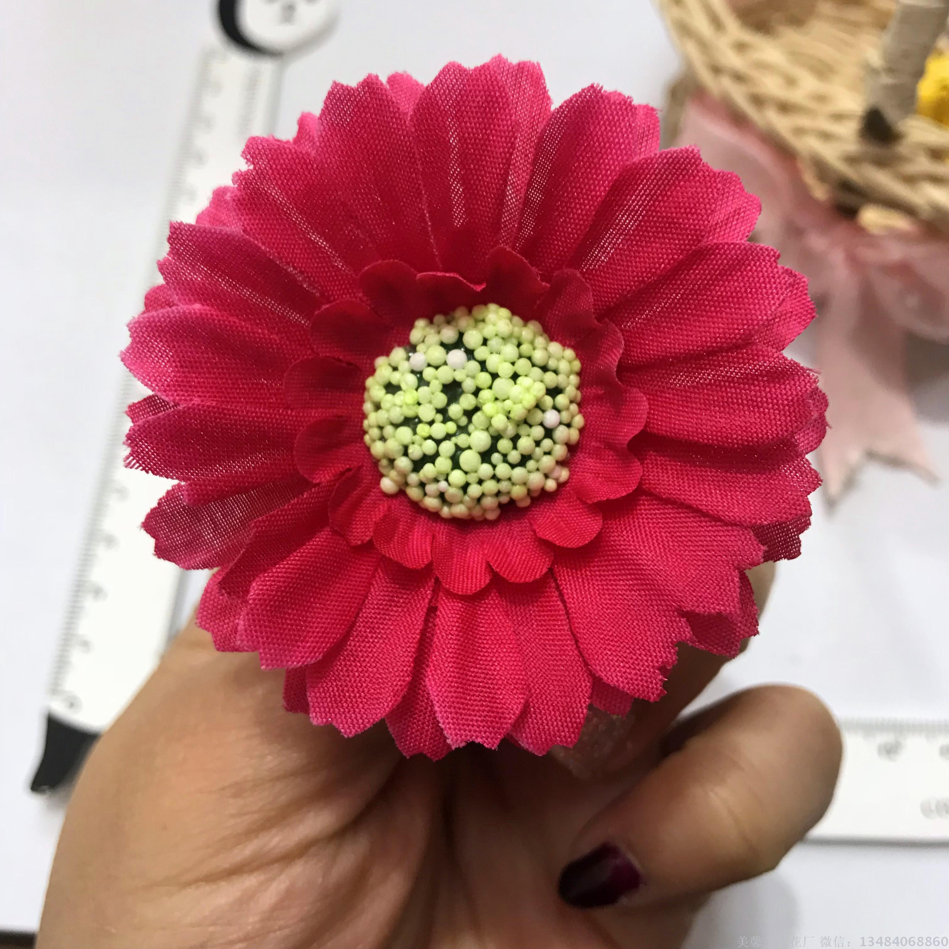 Handmade artificial flower heads, simulated small chrysanthemum flowers, artificial silk flower cloth, flower head accessories and supplies Application Scenario