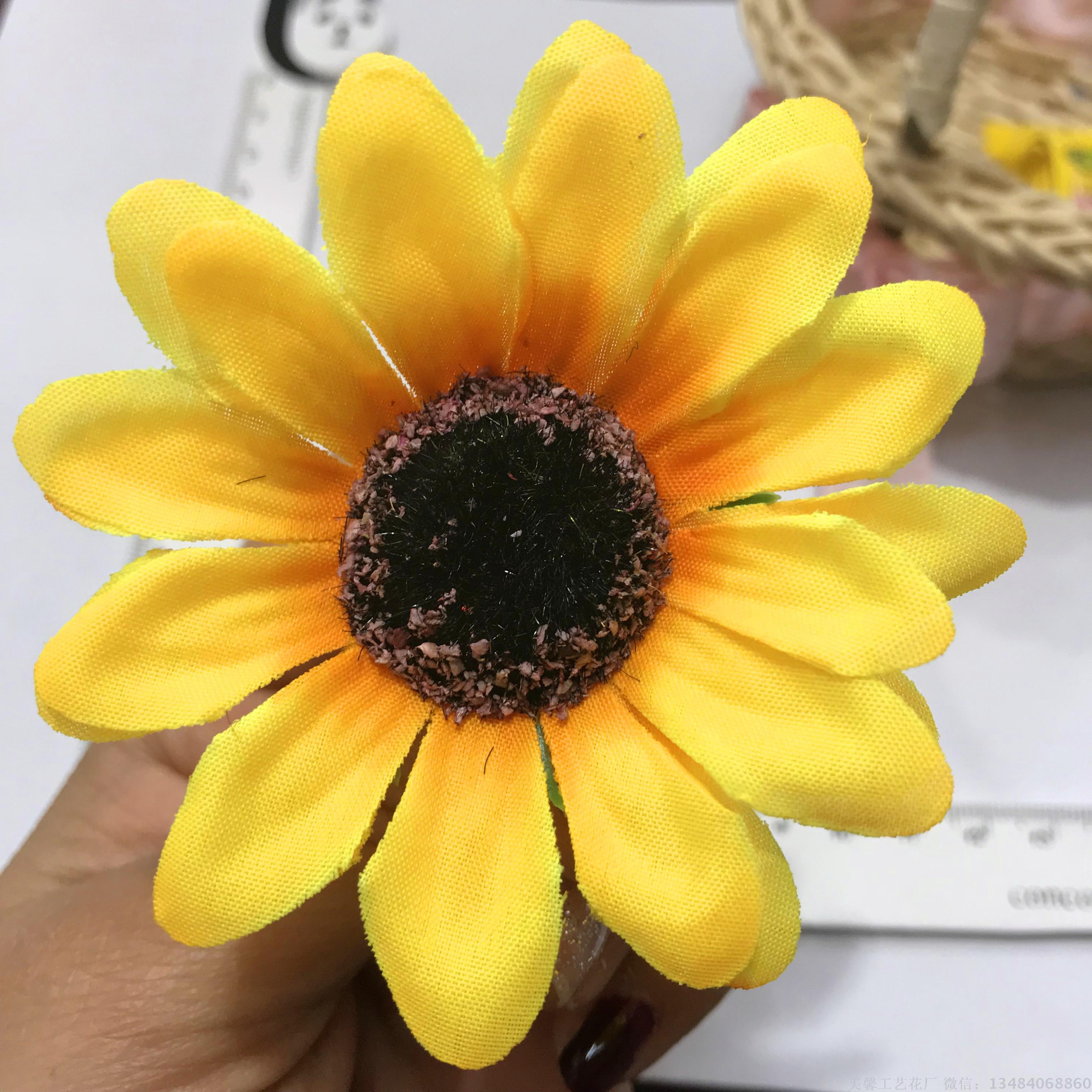 Small sun flower simulation chrysanthemum artificial flower head accessories and accessories Application Scenario