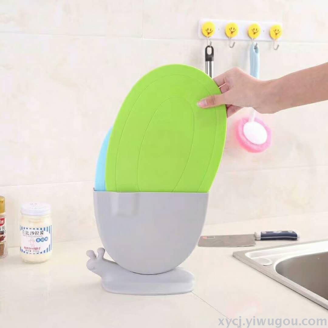 The multi-functional classified cutting board is a great helper for cleaning and keeping the kitchen sterile. Snail cutting board details Picture