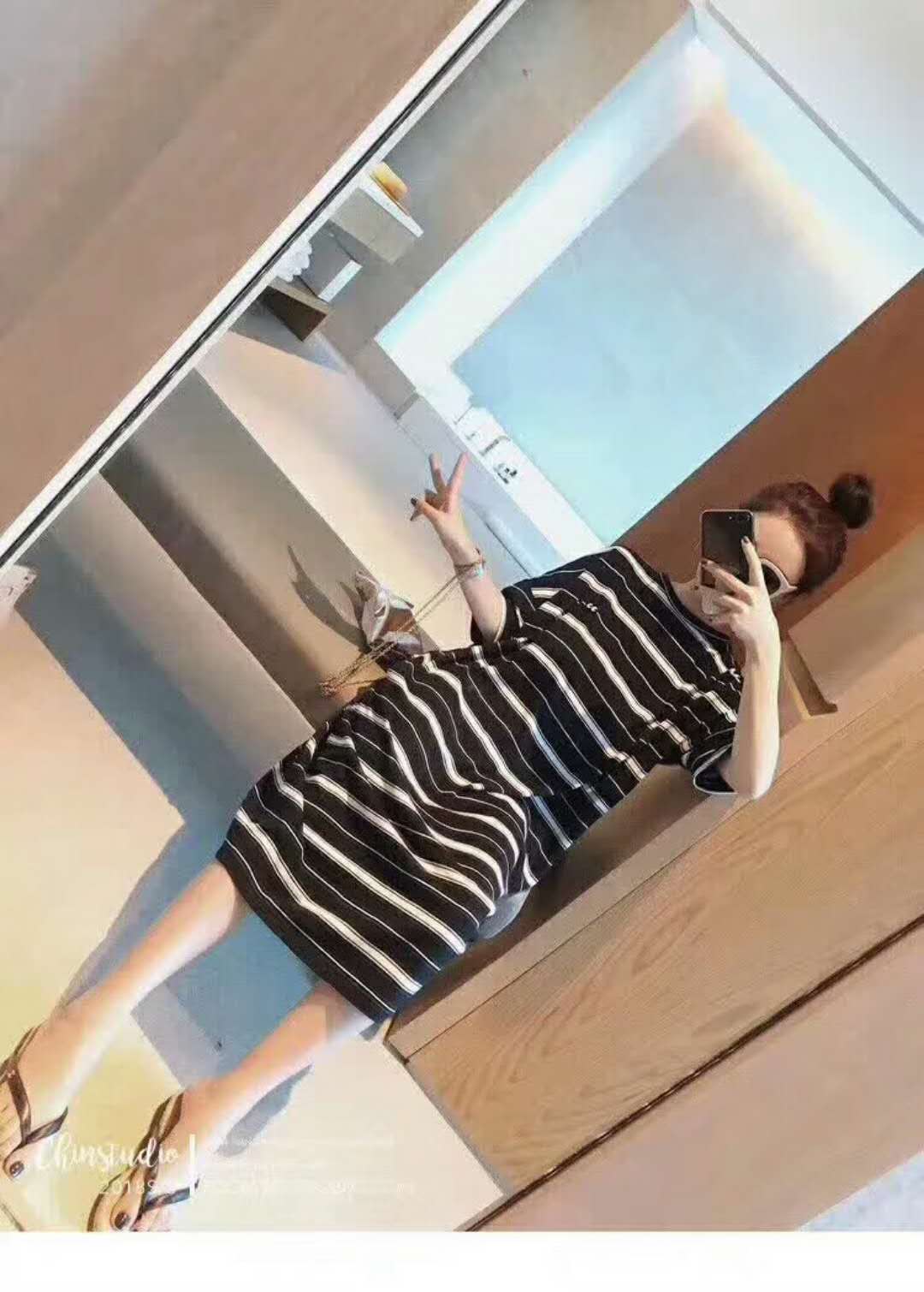 Mrs. Qian's extremely popular cold style black and white striped dress is a loose long dress for female summer students details Picture