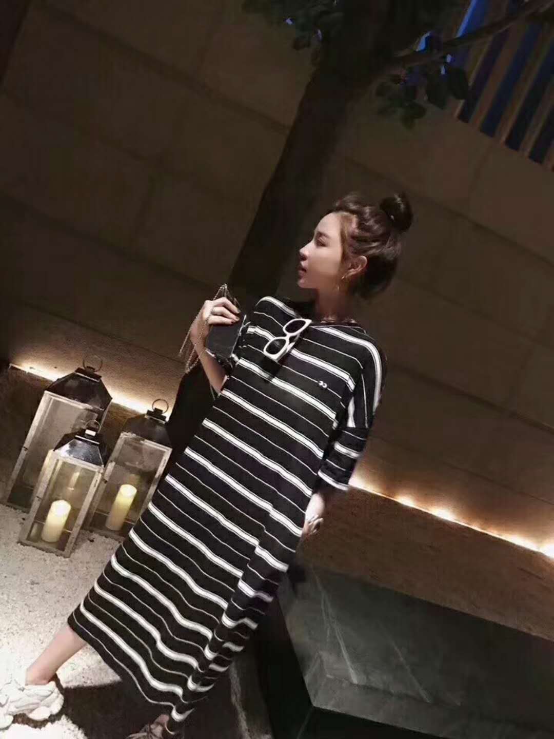 Mrs. Qian's extremely popular cold style black and white striped dress is a loose long dress for female summer students