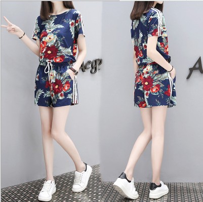 A large-sized loose and slimming two-piece set of fashionable and stylish shorts and wide-leg pants for women details Picture