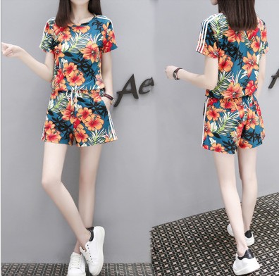 A large-sized loose and slimming two-piece set of fashionable and stylish shorts and wide-leg pants for women