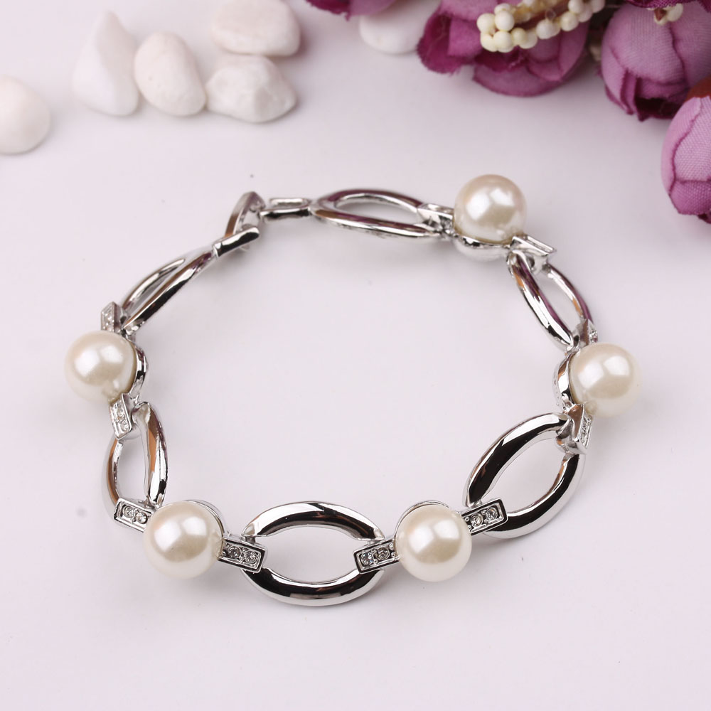 A simple and individualistic 520 gift with a Korean version of a bracelet, set with a 10-yuan supply from a Swarovski boutique Application Scenario