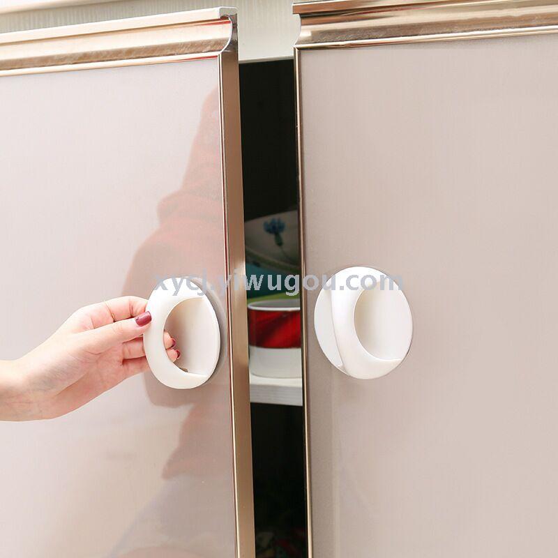 The pasted door and window handles, circular bathroom drawer and cabinet door handles are convenient and practical details Picture
