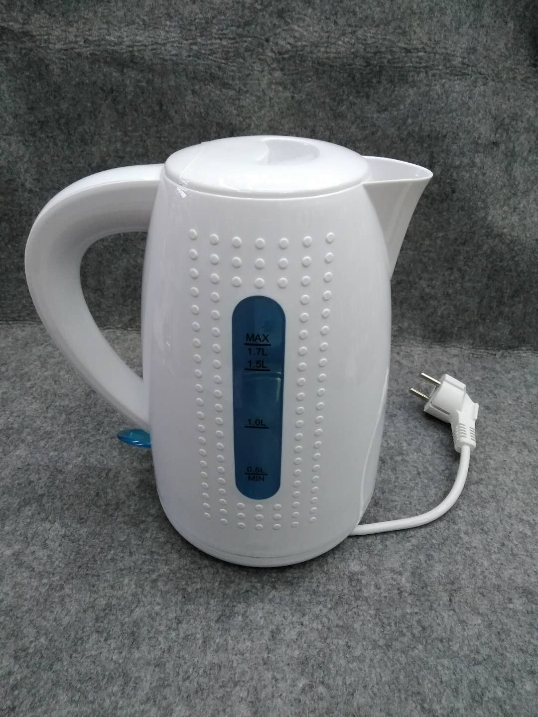 The electric kettle automatically cuts off power