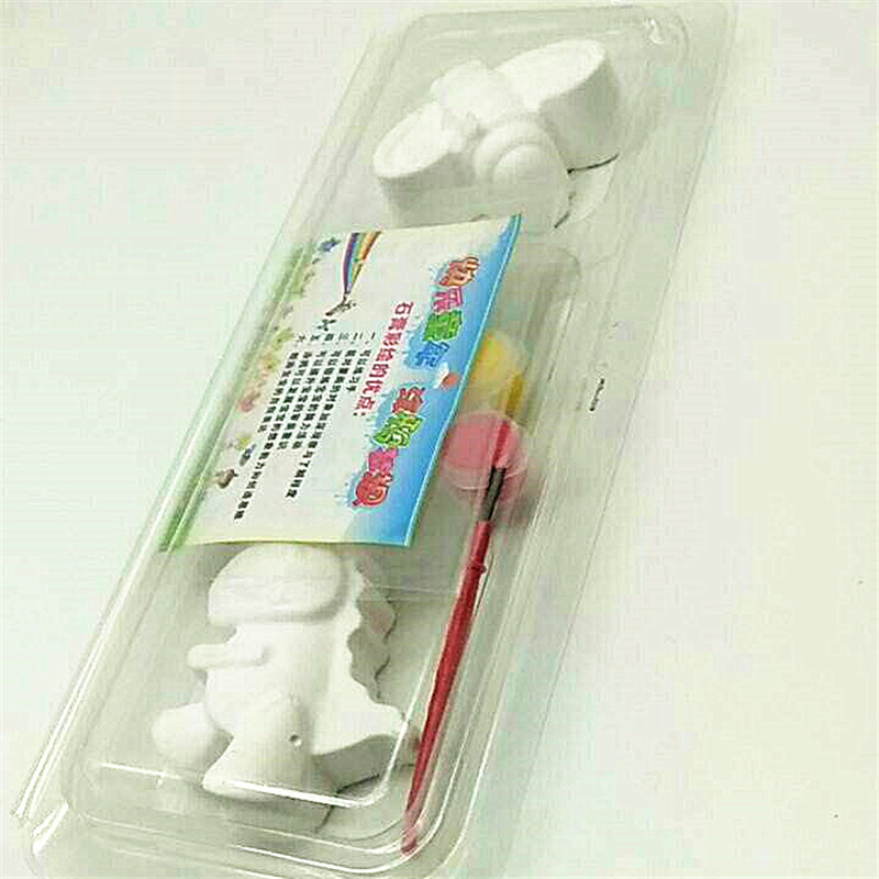 Two plaster dolls from Sunshine Department Store are specially designed for children's painting details Picture