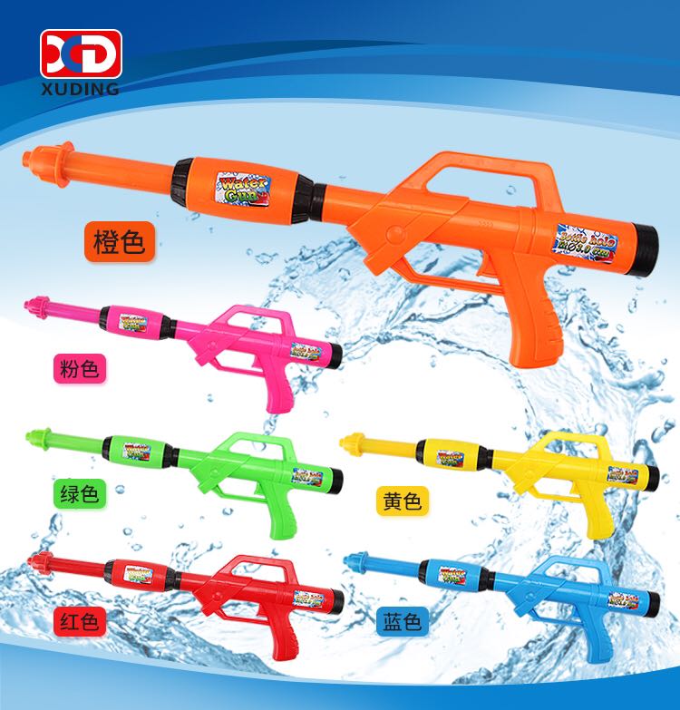 The eco-friendly water gun can hold cola bottles and mineral water bottles. 1