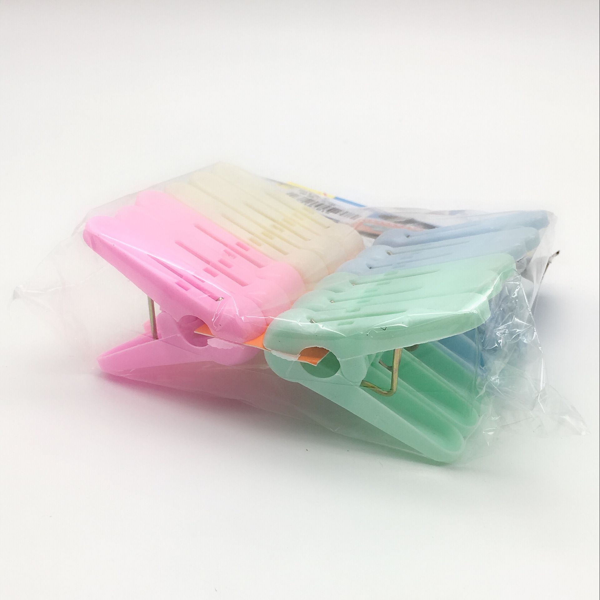 Sunshine Department Store's 12 colorful plastic small clips for clothes and quilts drying, strong windproof clips Application Scenario
