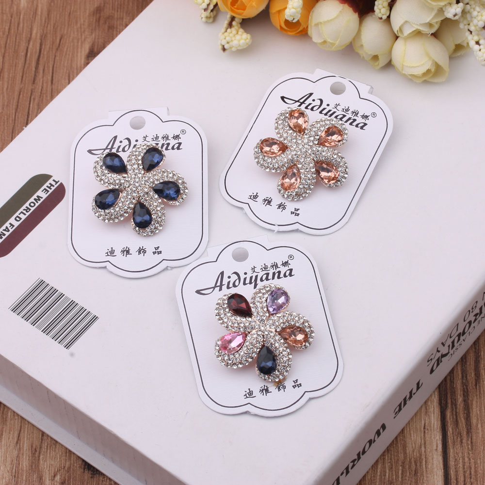 10-yuan store supply: brooches, pins, retro accessories, ladies' corsages, cute silk scarves, shawls, buttons, brooches, and decorative items Application Scenario