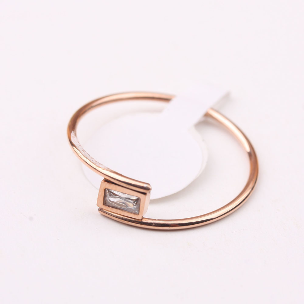 10-yuan store boutique supply rose gold titanium steel ring, Korean style fashionable diamond-encruted titanium steel ring tail ring for men and women details Picture