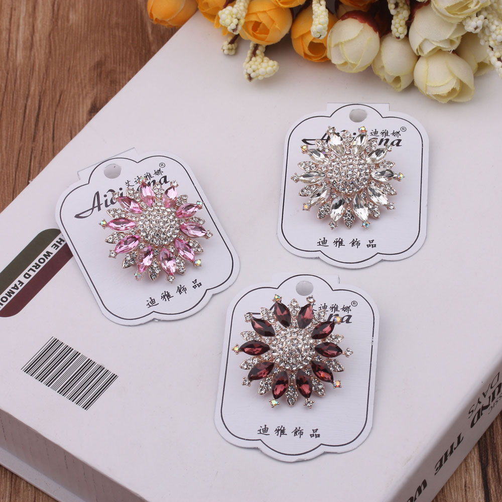 10-yuan store supply: brooches, pins, retro accessories, ladies' corsages, cute silk scarves, shawls, buttons, brooches, and decorative items details Picture