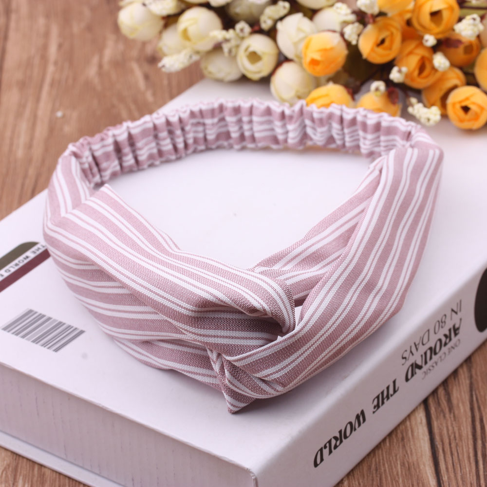 10-yuan store goods, boutique accessories, hair bands, Korean accessories, wide-brimmed retro hair bands, simple headbands and headwear Application Scenario