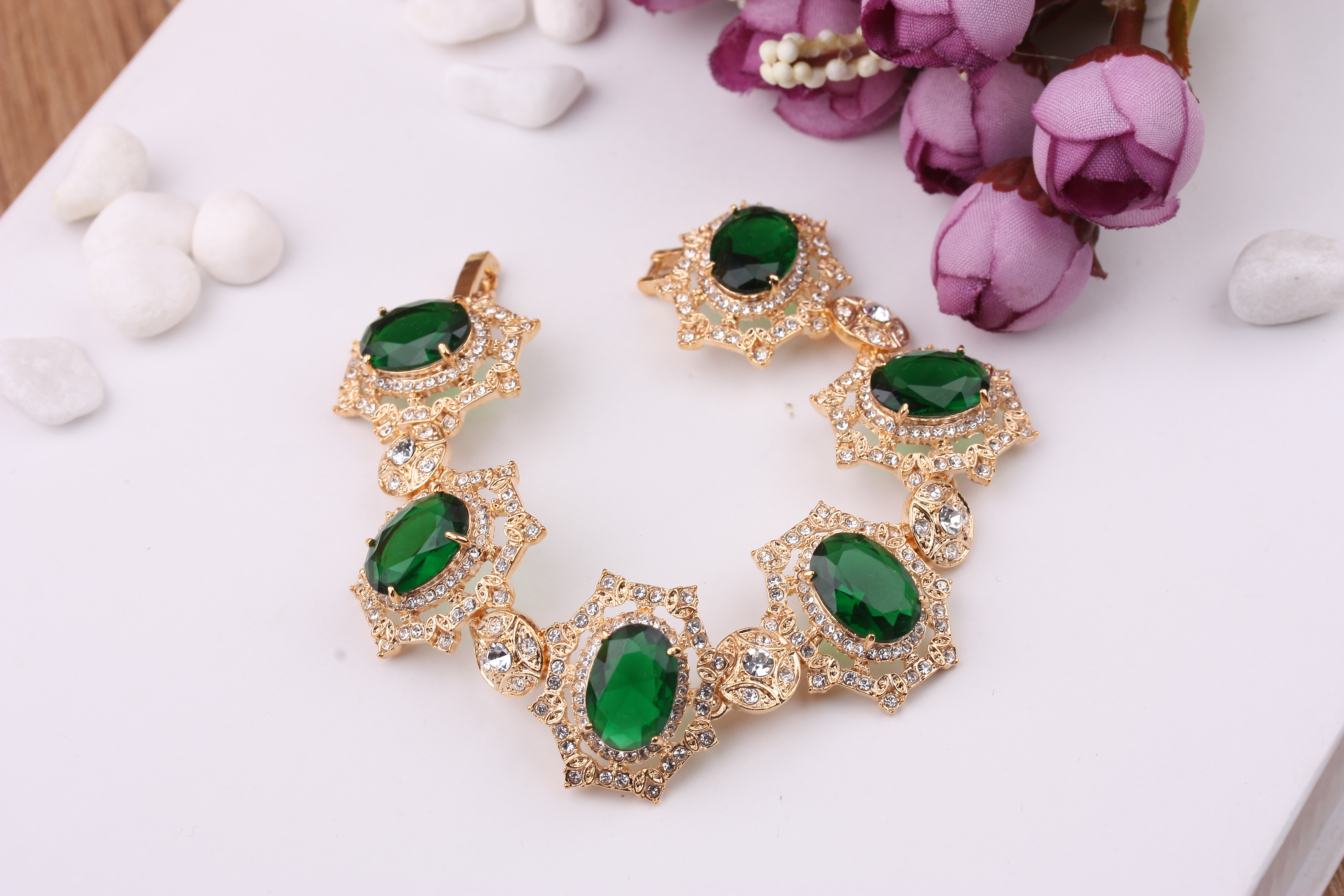 The boutique offers high-end crystal bracelets imported from Austria in their original form details Picture