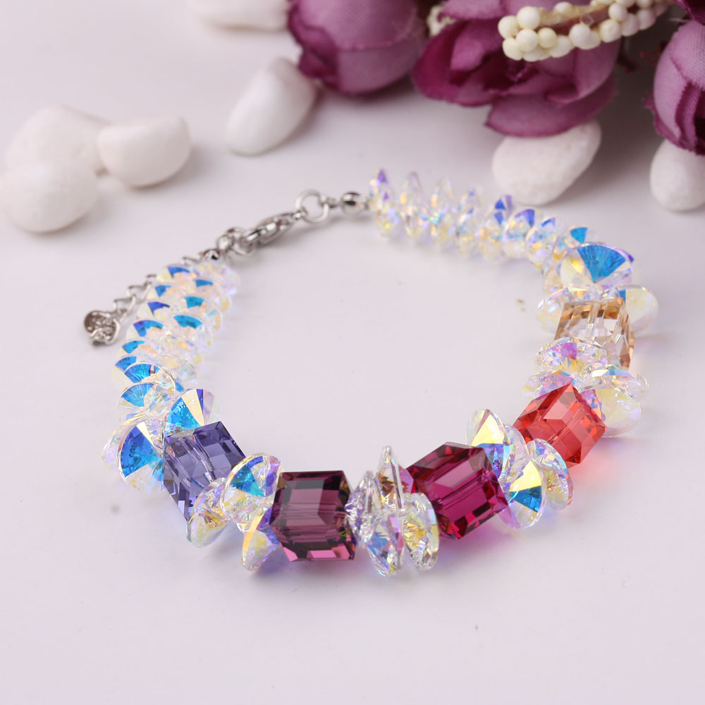 The boutique has a fresh supply of ice flower bracelets, purple diamond artificial zircon bracelets, super shiny jewelry and versatile bracelets details Picture