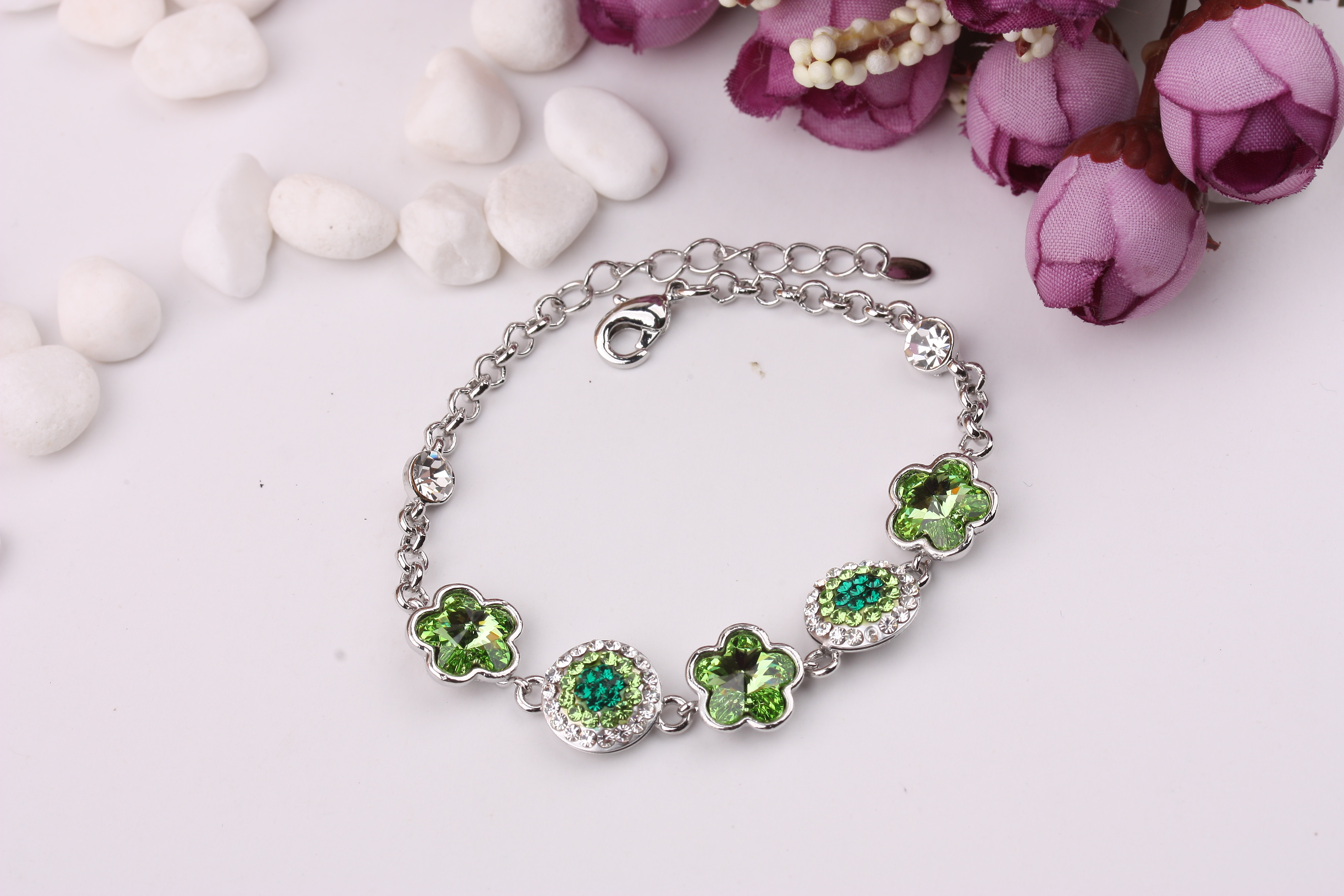 The boutique offers high-end crystal bracelets imported from Austria in their original form Application Scenario