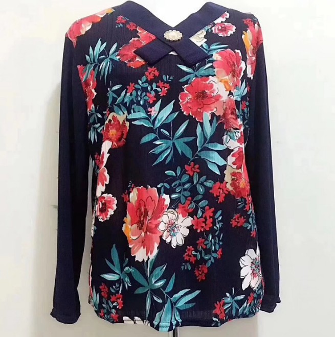 The best-selling butterfly collar beauty stripe long-sleeved fashionable middle-aged and elderly women's printed T-shirt Application Scenario