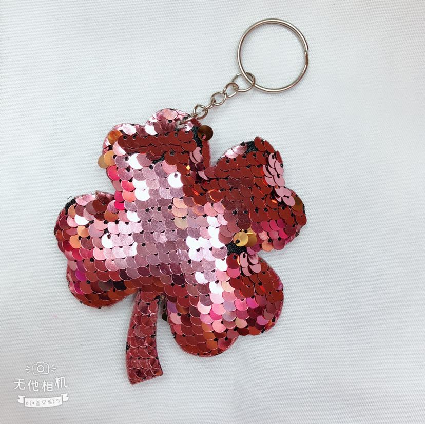 New sequined four-leaf clover sequined pendant, ultrasonic sequined keychain, cartoon double-sided sequined pendant, gumball box Application Scenario