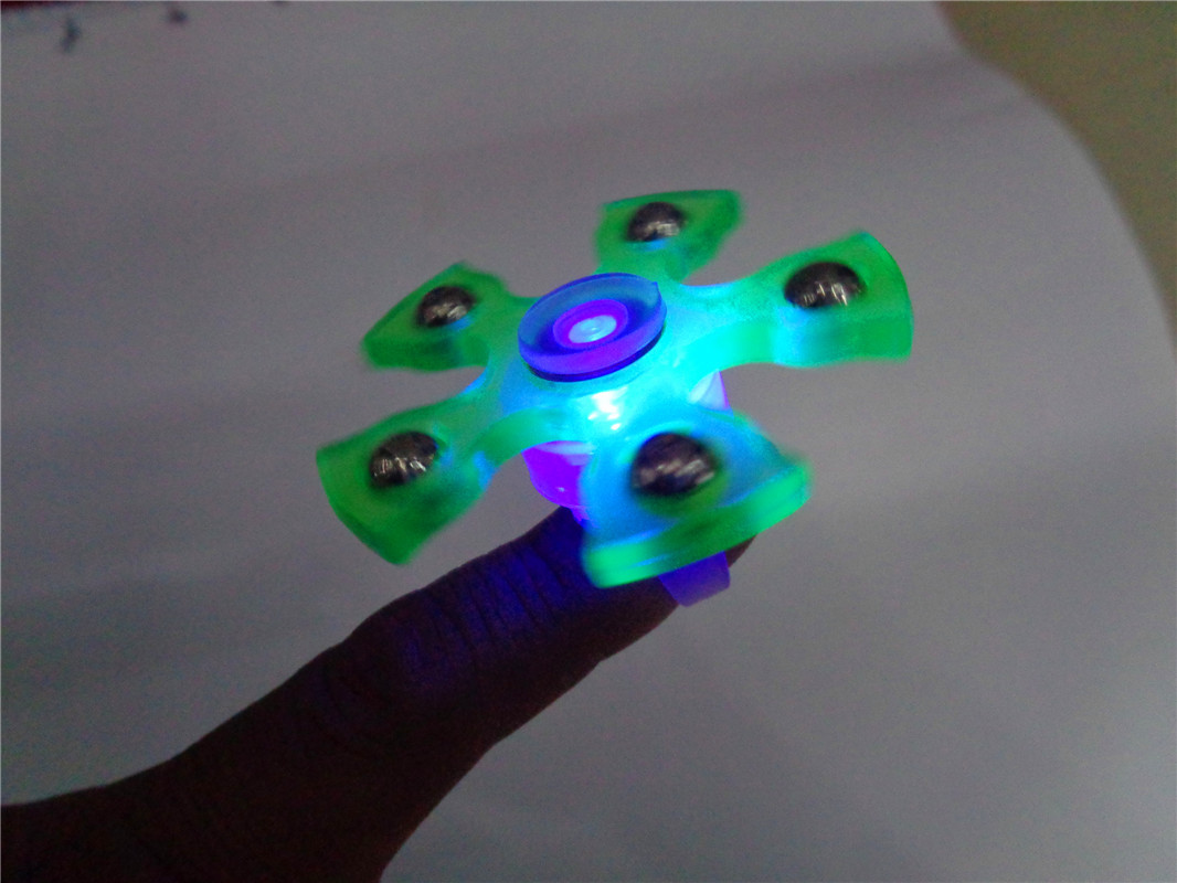 Yiwu children's plastic toys, flashlights, keychains, gifts, night lights, rings, tops, street stall supplies, factory direct sales Specification image