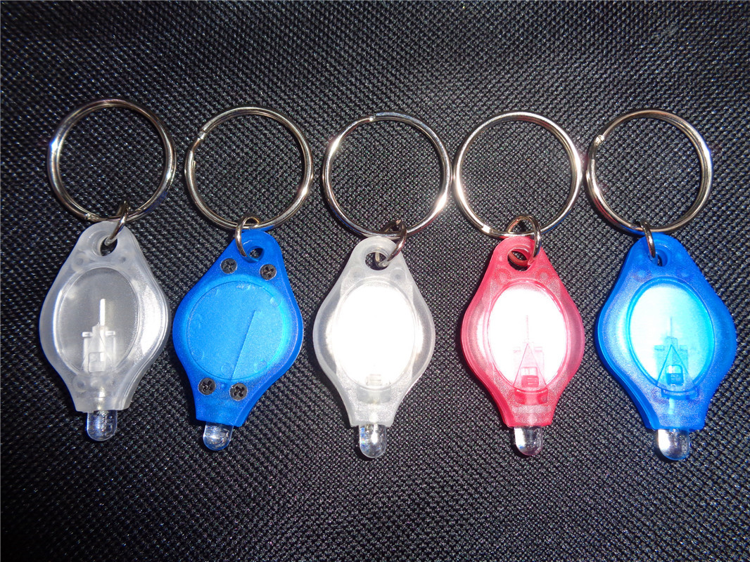 Children's plastic toy fish-shaped CA-001 mini keychain LED night light street stall direct sales from the manufacturer