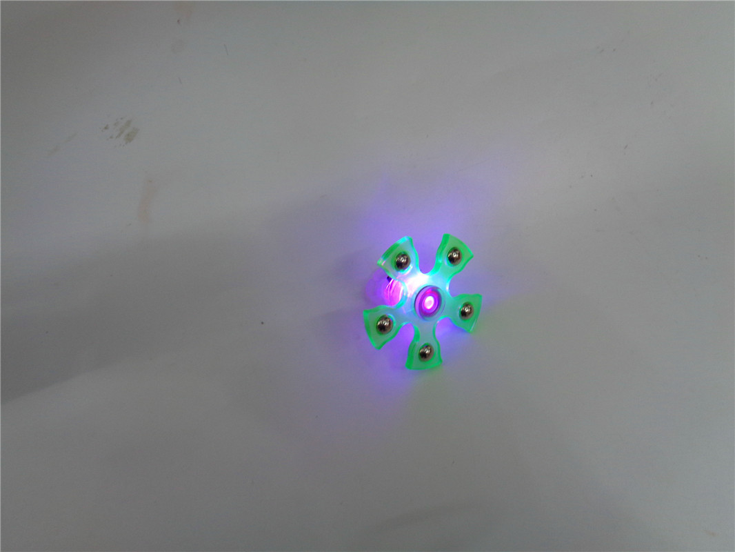 Yiwu children's plastic toys, flashlights, keychains, gifts, night lights, rings, tops, street stall supplies, factory direct sales details Picture