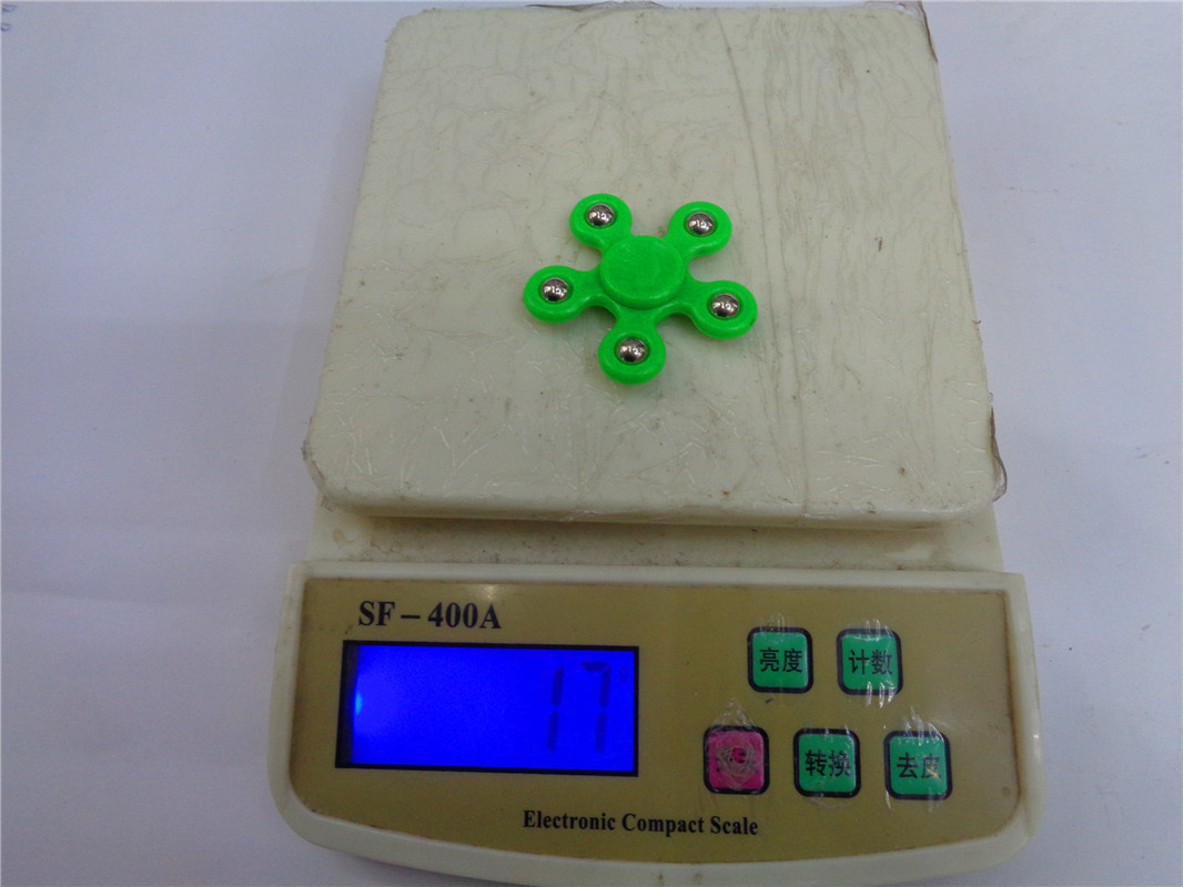 Yiwu children's plastic toy five-bead gyroscope, gift, mini gyroscope, street stall supply, factory direct sales Application Scenario