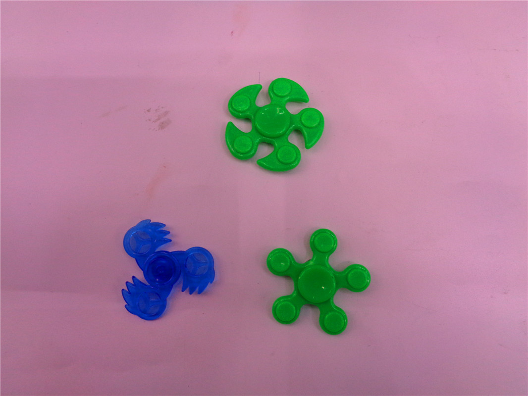 Yiwu children's plastic toys, flashlights, keychains, gifts, night lights, finger gyroscopes, street stall supply, factory direct sales details Picture