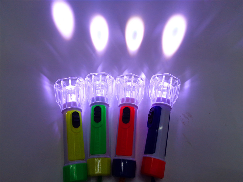 Yiwu children's plastic toys LQB1688, flashlights, keychains, gifts, night lights, street stall supply, factory direct sales Application Scenario