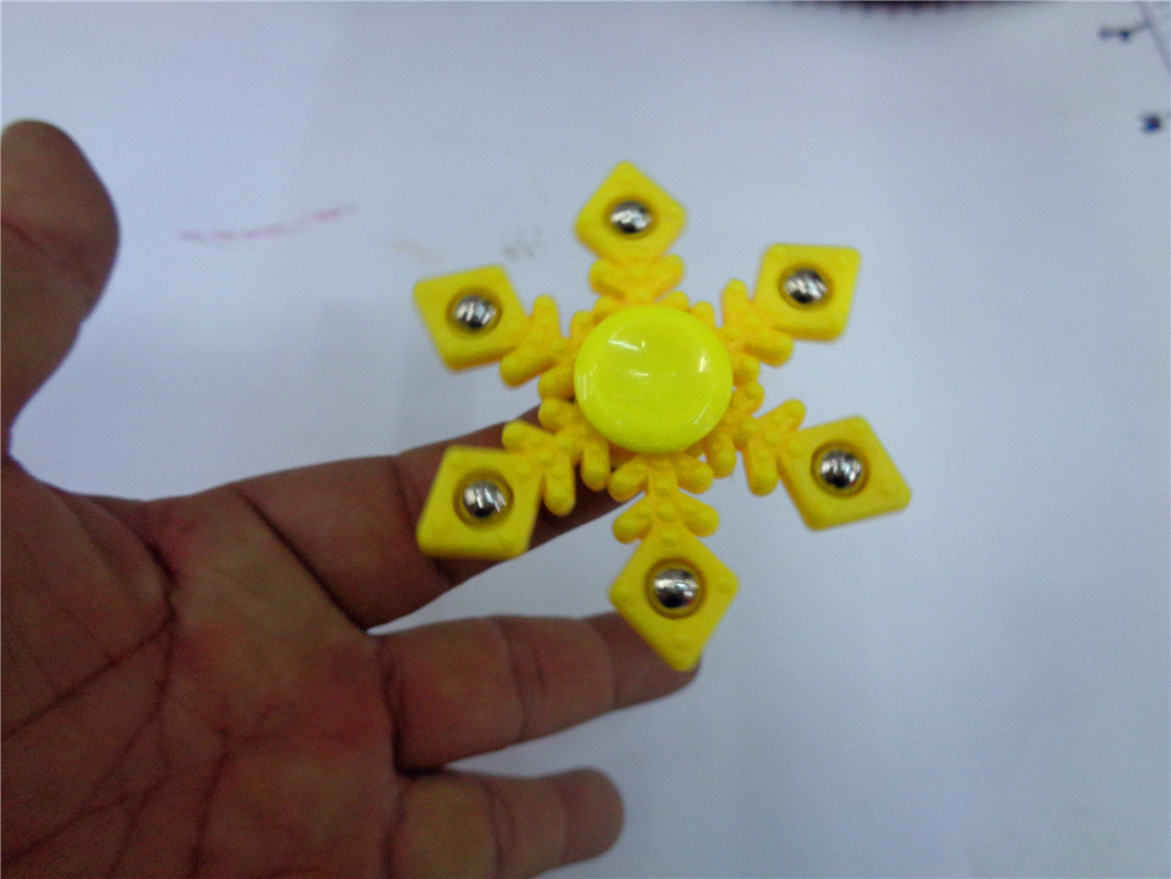 Yiwu children's plastic toys, flashlights, keychains, gifts, night lights, six-bead gyroscopes, street stall supply, factory direct sales Specification image